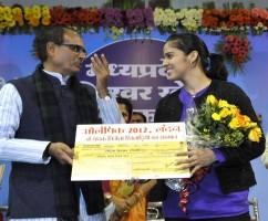 Saina nehwal,saina nehwal world no 1,saina nehwal achievements,saina nehwal photos,saina nehwal award photos,saina nehwal trophies,saina nehwal winning moments,saina nehwal rare and unseen photos