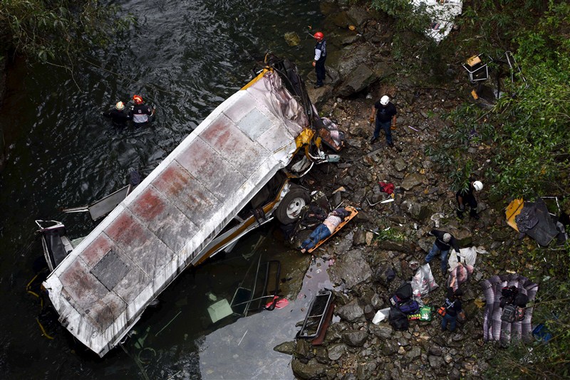 At least 20 people were killed on Sunday when a bus plummeted off a road and into a ravine in Mexico's Gulf Coast state of Veracruz. Mexico bus crash,Bus crash in Mexico,southern Mexico,bus crash,bus accident,Mexico,Gulf Coast state
