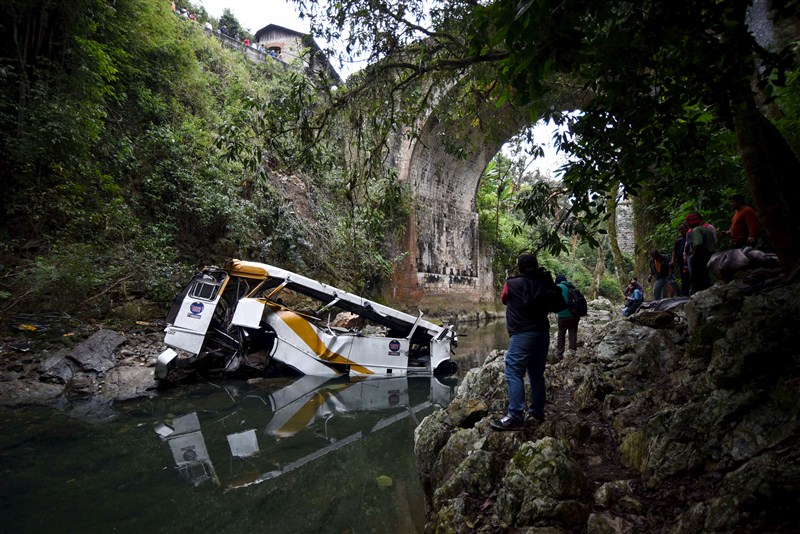 At least 20 people were killed on Sunday when a bus plummeted off a road and into a ravine in Mexico's Gulf Coast state of Veracruz. Mexico bus crash,Bus crash in Mexico,southern Mexico,bus crash,bus accident,Mexico,Gulf Coast state