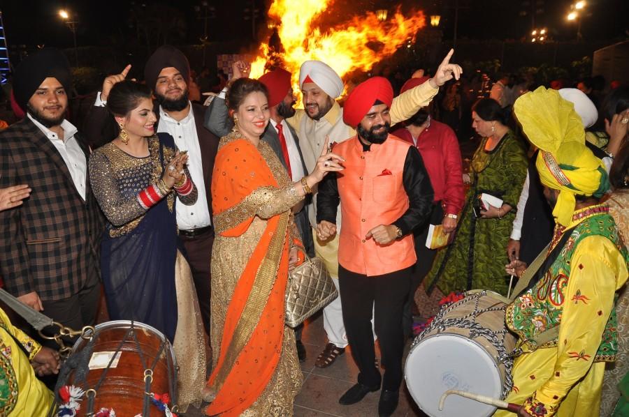 Lohri festival is around the corner and seen are the Bollywood and television celebrities gearing up for the festive day. Lohri Di Raat,Lohri festival,Lohri,Lohri celebration,Jeetendra,Ranjeet,Ronit Roy,Pankaj Dheer,Mukesh Rishi