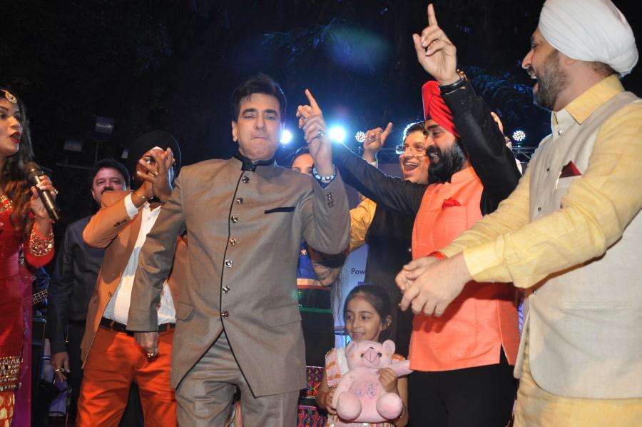 Lohri festival is around the corner and seen are the Bollywood and television celebrities gearing up for the festive day. Lohri Di Raat,Lohri festival,Lohri,Lohri celebration,Jeetendra,Ranjeet,Ronit Roy,Pankaj Dheer,Mukesh Rishi