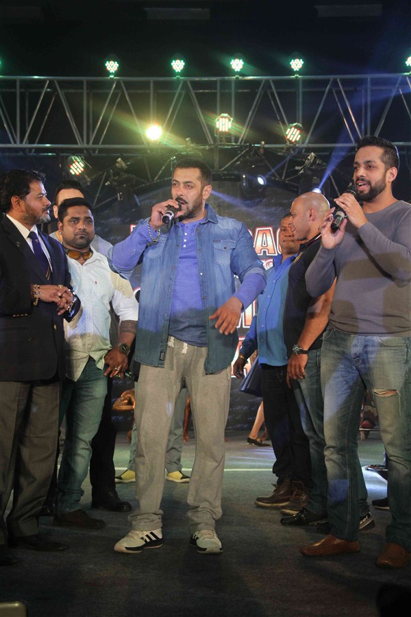 Bollywood actor Salman Khan attends specially abled Athletes, Body Building competition at BodyPower Expo, in Mumbai. Salman Khan,actor Salman Khan,Salman Khan attends bodybuilding competition,Salman Khan at bodybuilding competition,BodyPower Expo,Body Building competition,Salman Khan At Specially Disabled Body Building
