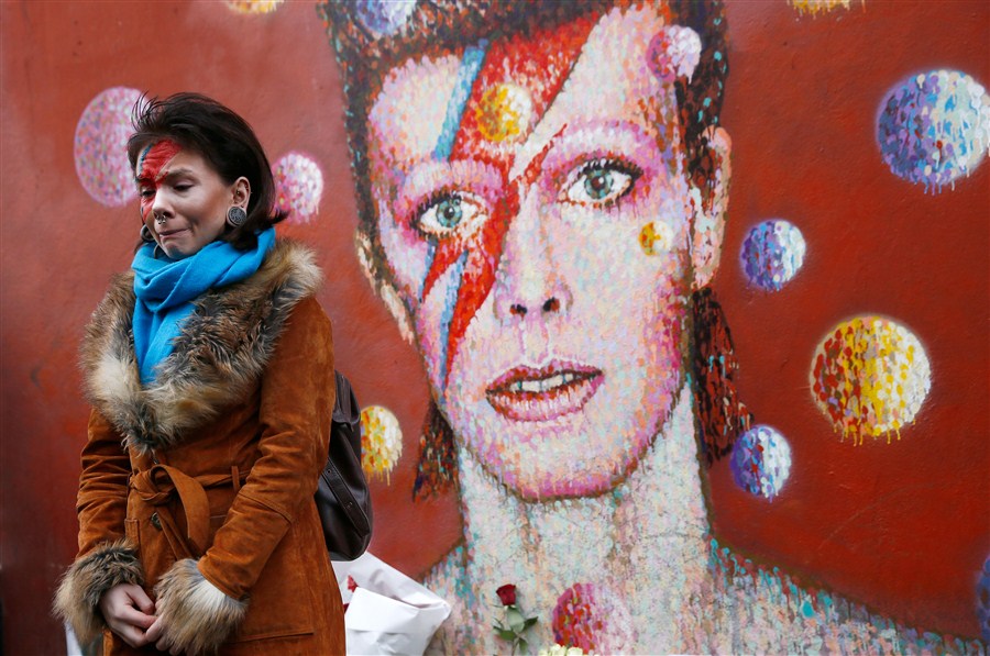 Fans pay tribute to David Bowie, the man who fell to Earth. David Bowie,tribute to David Bowie,Fans pay tribute to David Bowie,Singer David Bowie,david bowie died,david bowie cancer