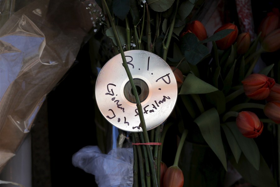 Fans pay tribute to David Bowie, the man who fell to Earth. David Bowie,tribute to David Bowie,Fans pay tribute to David Bowie,Singer David Bowie,david bowie died,david bowie cancer