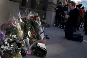 David Bowie,tribute to David Bowie,Fans pay tribute to David Bowie,Singer David Bowie,david bowie died,david bowie cancer