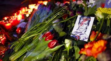 David Bowie,tribute to David Bowie,Fans pay tribute to David Bowie,Singer David Bowie,david bowie died,david bowie cancer