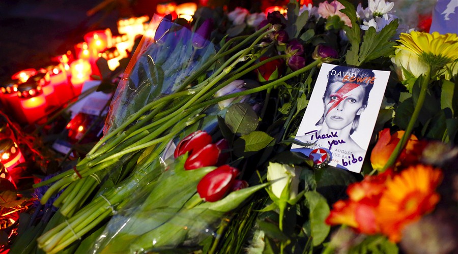 Fans pay tribute to David Bowie, the man who fell to Earth. David Bowie,tribute to David Bowie,Fans pay tribute to David Bowie,Singer David Bowie,david bowie died,david bowie cancer