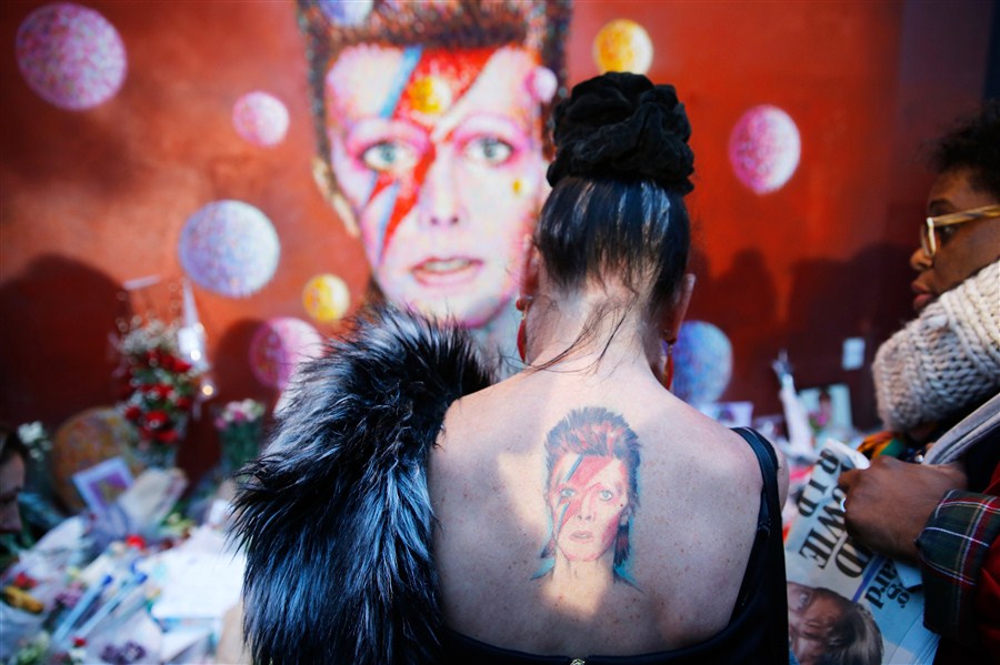 Fans pay tribute to David Bowie, the man who fell to Earth. David Bowie,tribute to David Bowie,Fans pay tribute to David Bowie,Singer David Bowie,david bowie died,david bowie cancer