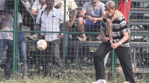 Bollywood superstar Amitabh Bachchan on Tuesday took time off to play some football with the kids at the Mohammedan Sporting ground where he had gone for a film shoot.