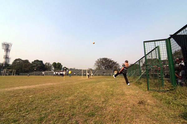Bollywood superstar Amitabh Bachchan on Tuesday took time off to play some football with the kids at the Mohammedan Sporting ground where he had gone for a film shoot. Amitabh Bachchan,Amitabh Bachchan plays football,Amitabh Bachchan plays football with kids,actor Amitabh Bachchan,Mohammedan Sporting ground,Bollywood superstar Amitabh Bachchan,Big B