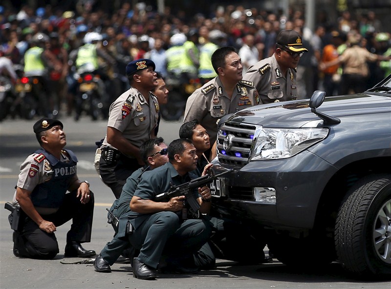 Bombs at Indonesian capital,gunfire at Indonesian capital,Bombs and gunfire rock Indonesian capital,explosions,Jakarta attacks,gunfire,suicide bomber