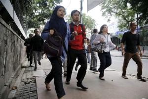 Bombs at Indonesian capital,gunfire at Indonesian capital,Bombs and gunfire rock Indonesian capital,explosions,Jakarta attacks,gunfire,suicide bomber