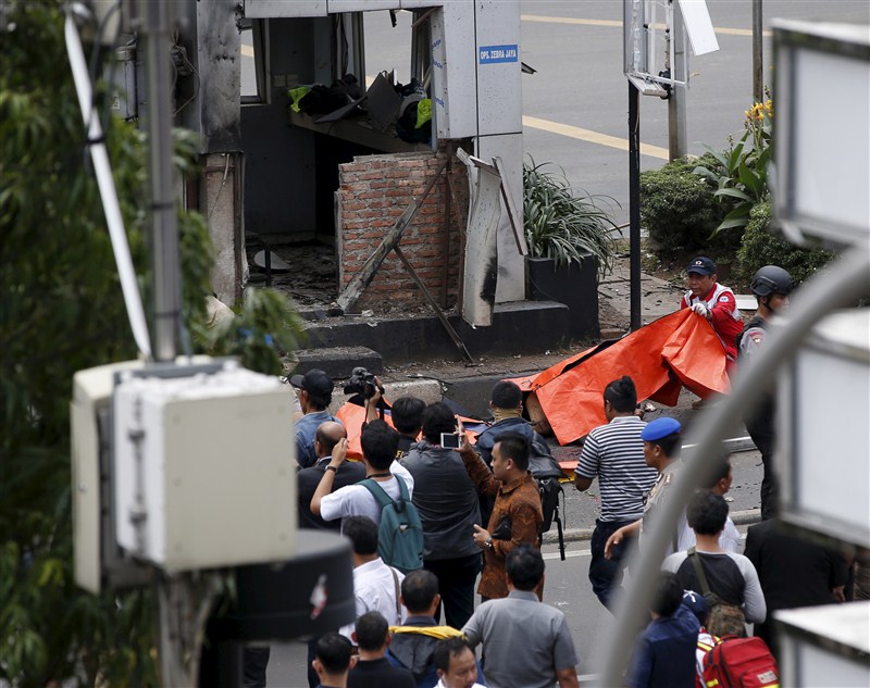 Bombs at Indonesian capital,gunfire at Indonesian capital,Bombs and gunfire rock Indonesian capital,explosions,Jakarta attacks,gunfire,suicide bomber