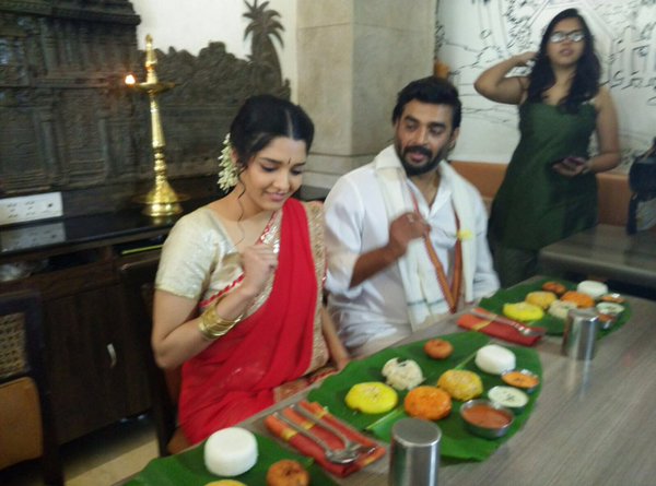 Actor Madhavan, actress Ritika Singh and Raju Hirani Celebrate Pongal festival. Team Saala Khadoos celebrates Pongal,Madhavan Celebrates Pongal festival,Ritika Singh Celebrate Pongal festival,Pongal 2016,Ritika Singh and Raju Hirani Celebrate Pongal festival,Pongal celebration
