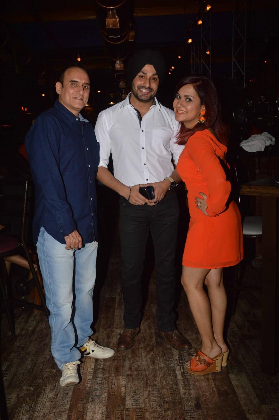 It was dhamaal, masti and fun time as actors Kamaal Khan, Gurpreet Kaur Chadha, Sanjaj Patil, Sanjay Lohia, Ravi Gossain, Lopa Bhatt, Satish Reddy and many more were seen at the PUMP Room Beer Factory party. Lohri,Lohri celebration,celebs celebrate Lohri,Kamaal Khan,Gurpreet Kaur Chadha,Sanjaj Patil,Sanjay Lohia,Ravi Gossain,Lopa Bhatt,Satish Reddy