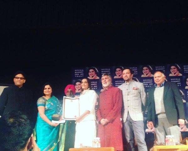 Sonam Kapoor along with director Ram Madhvani, producer Atul Kasbekar and the team visited the honorary ?Neerja Bhanot? Pan Am awards in Chandigarh. Team Neerja,Sonam Kapoor,Ram Madhvani,Atul Kasbekar,Neerja Bhanot bravery award in Chandigarh,Neerja Bhanot