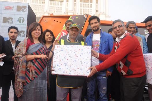 Bollywood actor Randeep Hooda urges youth to stop littering.