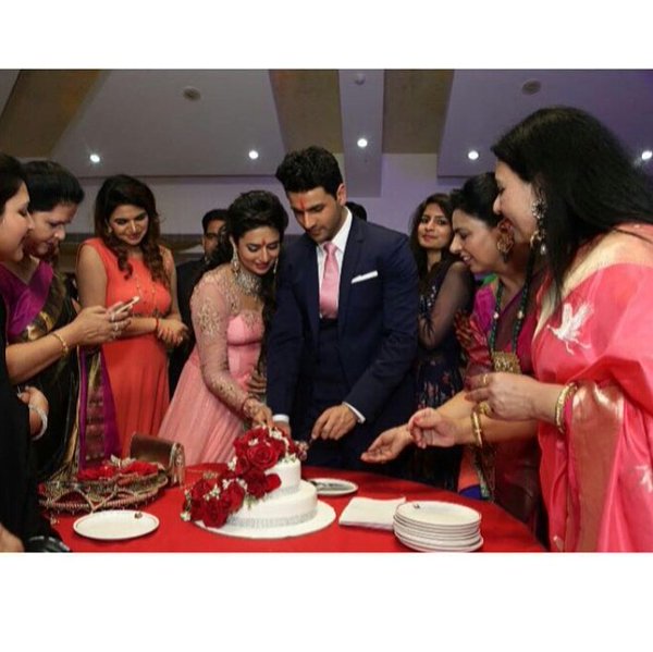 TV actress Divyanka Tripathi and her Yeh Hai Mohhabatein co-star Vivek Dahiya, got engaged on 15 January in a private ceremony. Divyanka Tripathi,divyanka tripathi marriage,divyanka tripathi engagement,Vivek Dahiya engagement,Vivek Dahiya marriage,Divyanka Tripathi and Vivek Dahiya,Divyanka Tripathi and Vivek Dahiya engagement,Yeh Hai Mohabbatein