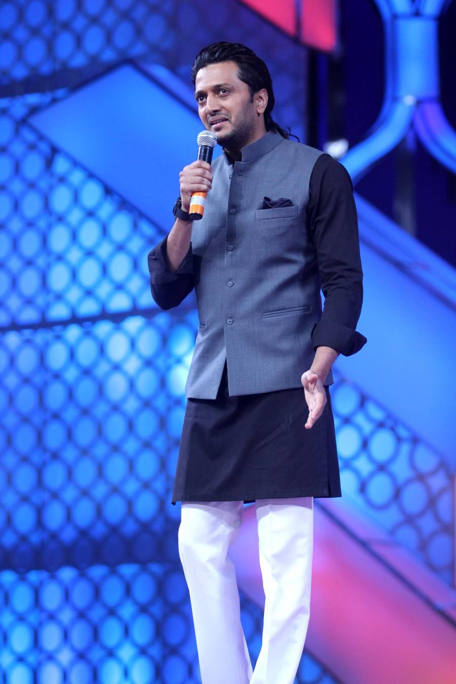 Umang Mumbai Police Show 2016 event held at suburban in Mumbai on Tuesday (19 January 2016). Many Bollywood bigwigs graced the event and dazzled on stage with their sizzling performances. Umang Police Show,Umang Police Show 2016,Shah Rukh Khan,Ranveer Singh,Deepika Padukone,Alia Bhatt,Katrina Kaif,Sonam Kapoor,Ileana D'Cruz,Nargis Fakhri,Richa Chadda,Jacqueline Fernandez,Tabu,Yami Gautam,Athiya Shetty,Kriti Sanon,Ranbir Kapoor,Aditya