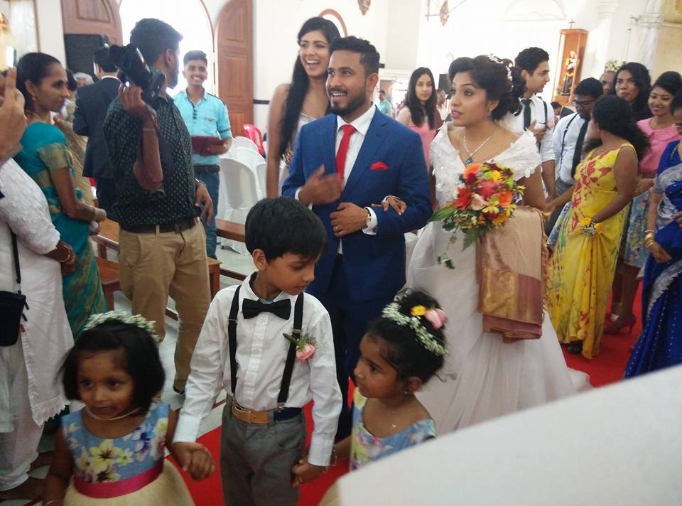 Archana Kavi and Abish Mathew got married on Saturday, 23 January. Archana Kavi,Archana Kavi wedding photos,Abish Mathew wedding pics,archana kavi abish wedding pics