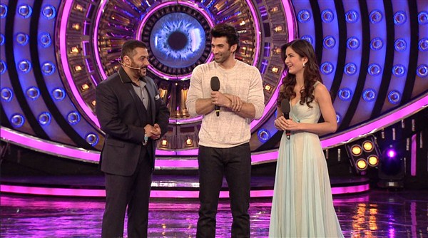 Bollywood actor Aditya Roy Kapur and Katrina Kaif promote Fitoor on Salman Khan's Bigg Boss 9 Finale. Aditya Roy Kapur,Katrina Kaif,Salman Khan,Bigg Boss 9 Finale,Bigg Boss 9,Aditya-Katrina promote Fitoor,Fitoor movie promotion,Fitoor movie promotion on Bigg Boss 9 Finale,Fitoor movie promotion at Bigg Boss 9 Finale