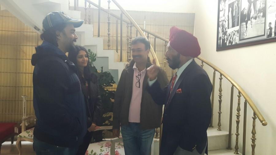 Renowned athlete Milkha Singh had invited Team Saala Khadoos to his house in Chandigarh. Milkha Singh,Saala Khadoos,team Saala Khadoos,Rajkumar Hirani,Madhavan,Ritika Singh,Saala Khadoos promotion,Bollywood movie Saala Khadoos