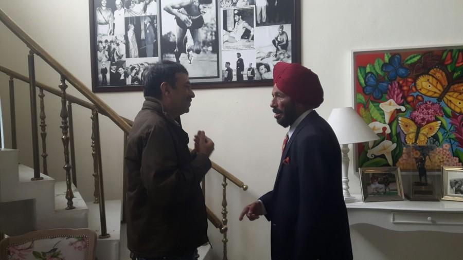 Renowned athlete Milkha Singh had invited Team Saala Khadoos to his house in Chandigarh. Milkha Singh,Saala Khadoos,team Saala Khadoos,Rajkumar Hirani,Madhavan,Ritika Singh,Saala Khadoos promotion,Bollywood movie Saala Khadoos