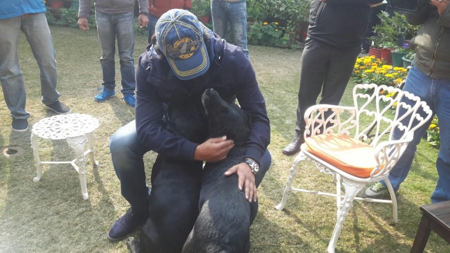 Renowned athlete Milkha Singh had invited Team Saala Khadoos to his house in Chandigarh. Milkha Singh,Saala Khadoos,team Saala Khadoos,Rajkumar Hirani,Madhavan,Ritika Singh,Saala Khadoos promotion,Bollywood movie Saala Khadoos