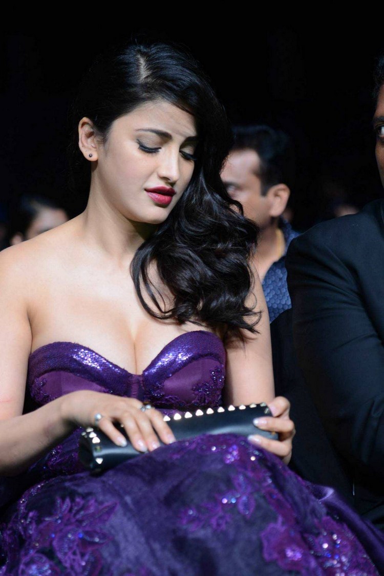 Shruti Haasan Deep Cleavage, Shruti Haasan Deep Cleavage ww…