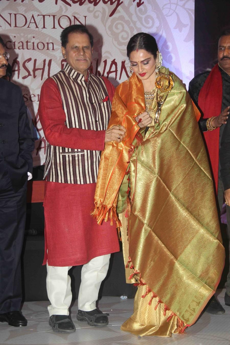 Veteran actress Rekha was honored with the Yash Chopra Memorial Award on Monday evening in Mumbai for her contribution to the film industry. Rekha,Veteran actress Rekha,actress Rekha,3rd National Yash Chopra Memorial Award,Yash Chopra Memorial Award,Yash Chopra,T Subbarami Reddy