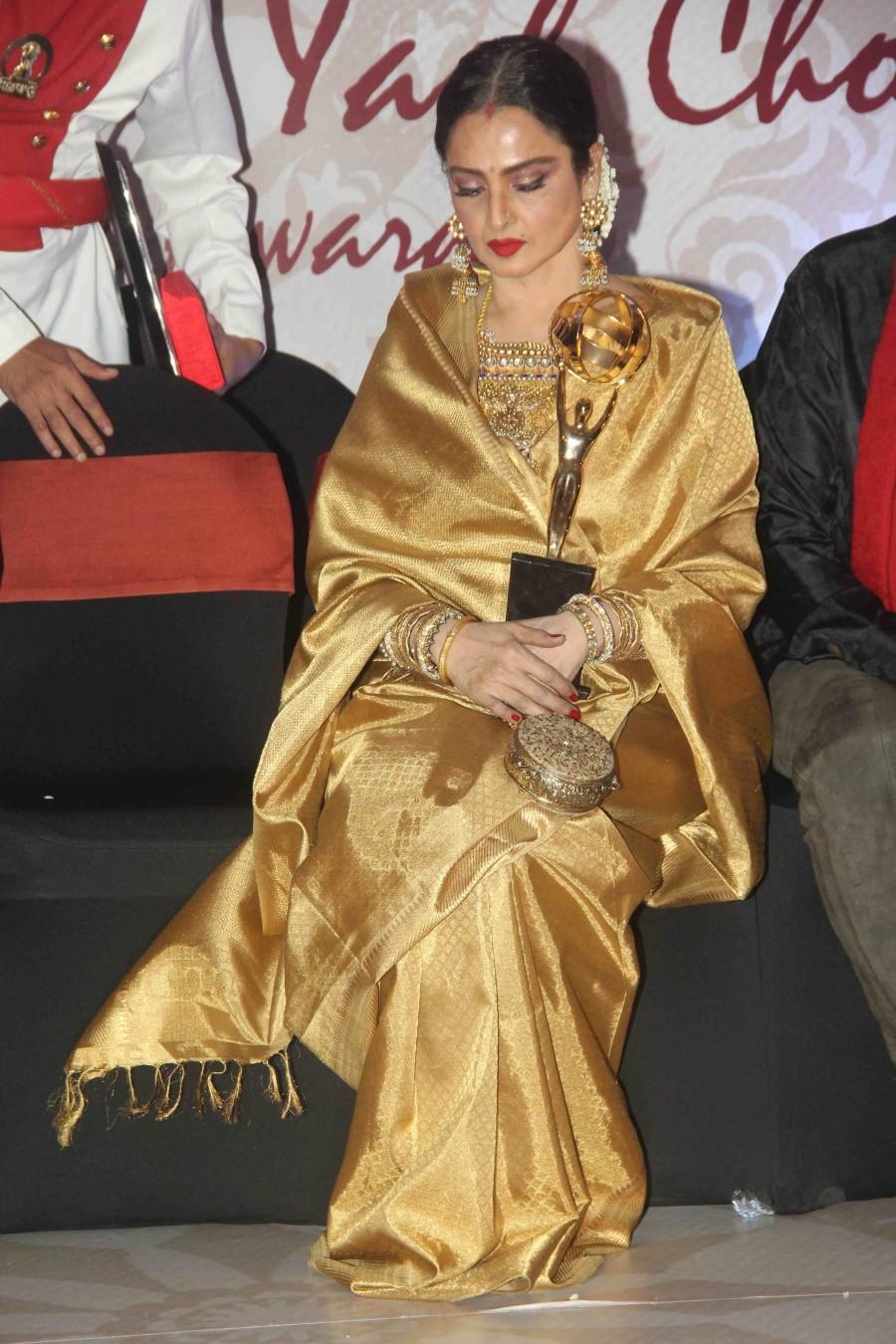 Veteran actress Rekha was honored with the Yash Chopra Memorial Award on Monday evening in Mumbai for her contribution to the film industry. Rekha,Veteran actress Rekha,actress Rekha,3rd National Yash Chopra Memorial Award,Yash Chopra Memorial Award,Yash Chopra,T Subbarami Reddy