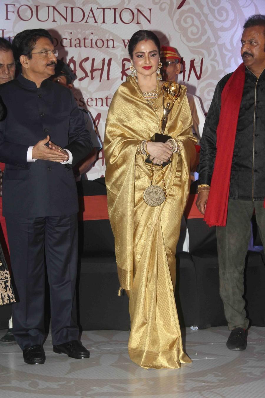 Veteran actress Rekha was honored with the Yash Chopra Memorial Award on Monday evening in Mumbai for her contribution to the film industry. Rekha,Veteran actress Rekha,actress Rekha,3rd National Yash Chopra Memorial Award,Yash Chopra Memorial Award,Yash Chopra,T Subbarami Reddy