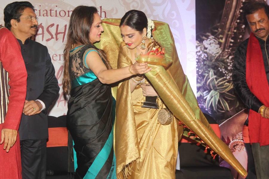 Veteran actress Rekha was honored with the Yash Chopra Memorial Award on Monday evening in Mumbai for her contribution to the film industry. Rekha,Veteran actress Rekha,actress Rekha,3rd National Yash Chopra Memorial Award,Yash Chopra Memorial Award,Yash Chopra,T Subbarami Reddy