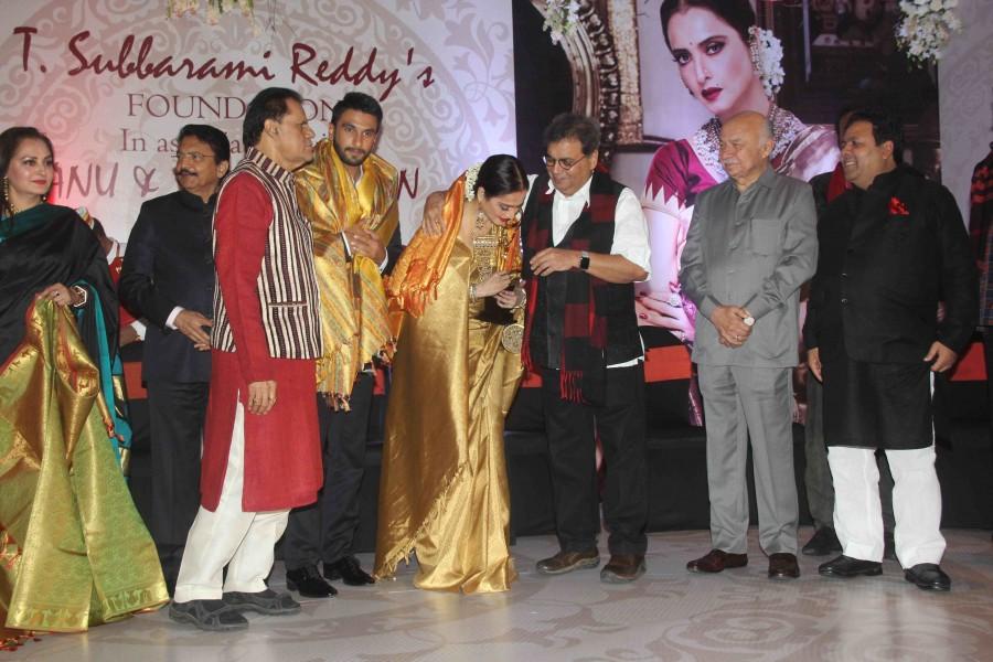 Veteran actress Rekha was honored with the Yash Chopra Memorial Award on Monday evening in Mumbai for her contribution to the film industry. Rekha,Veteran actress Rekha,actress Rekha,3rd National Yash Chopra Memorial Award,Yash Chopra Memorial Award,Yash Chopra,T Subbarami Reddy