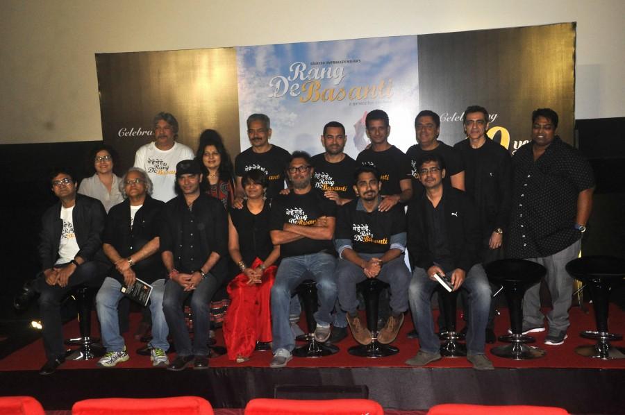 Aamir Khan, Waheeda Rehman, Siddharth Narayan, Kunal Kapoor, Sharman Joshi at Rang De Basanti 10 year celebrations. Rang De Basanti,Aamir Khan,Waheeda Rehman,Siddharth Narayan,Kunal Kapoor,Sharman Joshi,Rang De Basanti 10 year celebrations,Rang De Basanti celebrations,Rang De Basanti celebrations pics,Rang De Basanti celebrations images,Rang De Basanti celebrations pho