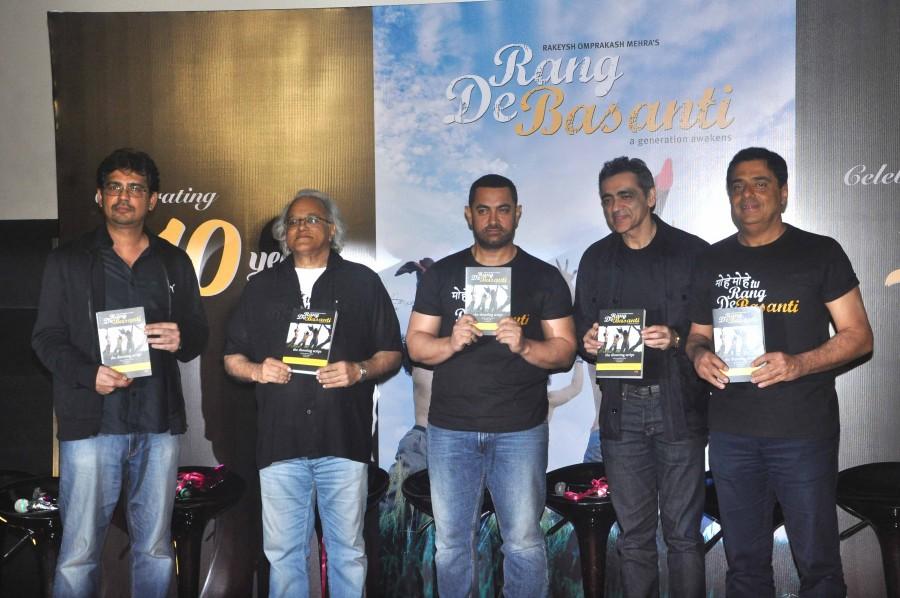 Aamir Khan, Waheeda Rehman, Siddharth Narayan, Kunal Kapoor, Sharman Joshi at Rang De Basanti 10 year celebrations. Rang De Basanti,Aamir Khan,Waheeda Rehman,Siddharth Narayan,Kunal Kapoor,Sharman Joshi,Rang De Basanti 10 year celebrations,Rang De Basanti celebrations,Rang De Basanti celebrations pics,Rang De Basanti celebrations images,Rang De Basanti celebrations pho