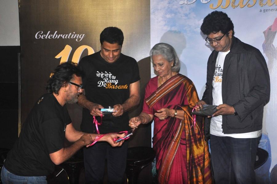 Aamir Khan, Waheeda Rehman, Siddharth Narayan, Kunal Kapoor, Sharman Joshi at Rang De Basanti 10 year celebrations. Rang De Basanti,Aamir Khan,Waheeda Rehman,Siddharth Narayan,Kunal Kapoor,Sharman Joshi,Rang De Basanti 10 year celebrations,Rang De Basanti celebrations,Rang De Basanti celebrations pics,Rang De Basanti celebrations images,Rang De Basanti celebrations pho