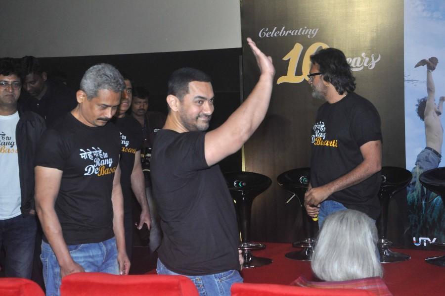 Aamir Khan, Waheeda Rehman, Siddharth Narayan, Kunal Kapoor, Sharman Joshi at Rang De Basanti 10 year celebrations. Rang De Basanti,Aamir Khan,Waheeda Rehman,Siddharth Narayan,Kunal Kapoor,Sharman Joshi,Rang De Basanti 10 year celebrations,Rang De Basanti celebrations,Rang De Basanti celebrations pics,Rang De Basanti celebrations images,Rang De Basanti celebrations pho