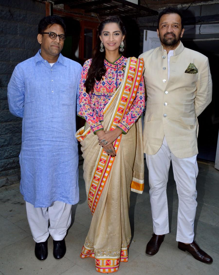 Bollywood actress Sonam Kapoor celebrates Republic Day at Neerja Bhanot's school. Sonam Kapoor,Sonam Kapoor celebrated Republic Day,Sonam Kapoor celebrated Republic Day at Neerja Bhanot's school,actress Sonam Kapoor,Sonam Kapoor visits Neerja Bhanot.,Sonam Kapoor celebrates Republic Day