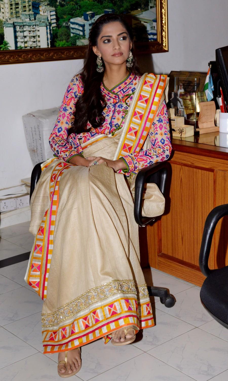 Bollywood actress Sonam Kapoor celebrates Republic Day at Neerja Bhanot's school. Sonam Kapoor,Sonam Kapoor celebrated Republic Day,Sonam Kapoor celebrated Republic Day at Neerja Bhanot's school,actress Sonam Kapoor,Sonam Kapoor visits Neerja Bhanot.,Sonam Kapoor celebrates Republic Day