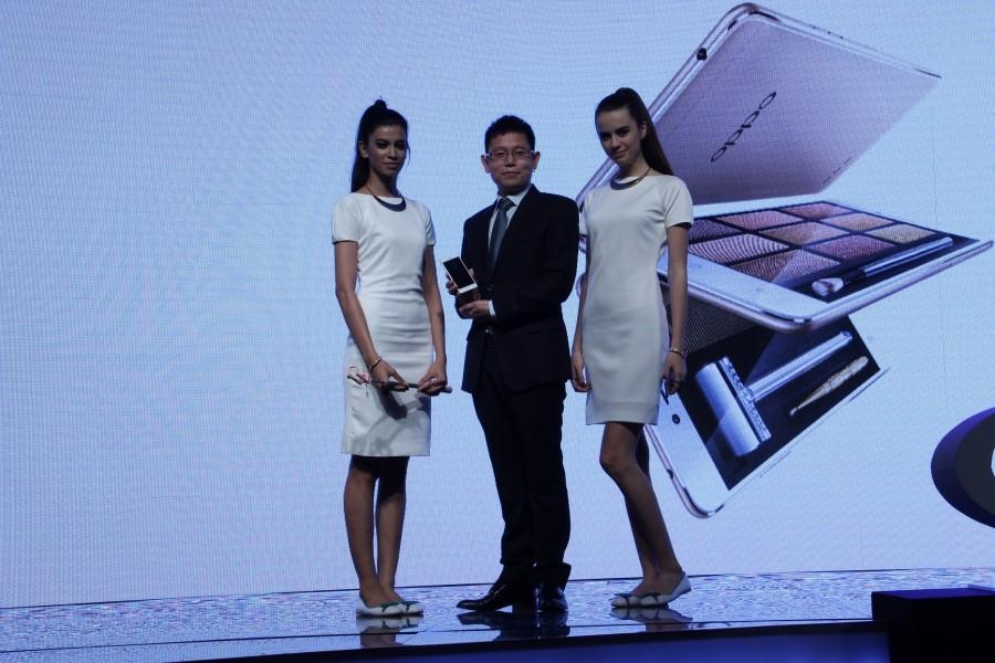 Sky Li, Oppo global vice president and managing director for International Mobile Business, launching a new mobile phone series focused on selfie-driven cameras. Oppo,Oppo selfies,Oppo mobile,selfie-driven cameras,Oppo launches phones made for 'selfies',Oppo launches selfies,Sonam Kapoor,selfie-driven F series,Oppa f Series