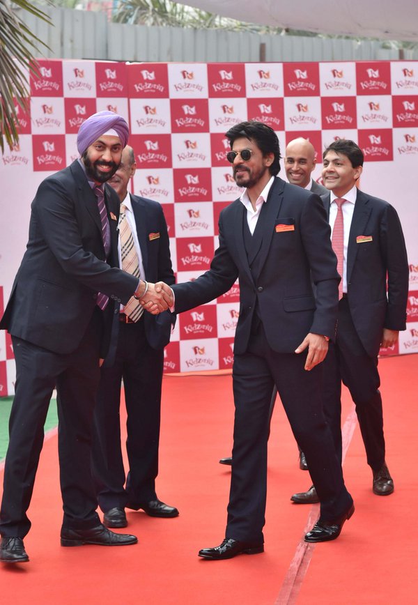 Bollywood actor Shah Rukh Khan at Kidzania Event in Delhi. Shah Rukh Khan,actor Shah Rukh Khan,Shah Rukh Khan at Kidzania Event,Shah Rukh Khan at Kidzania,Kidzania Event,Kidzania,KidZania in Delhi,SRK,Shahrukh Khan