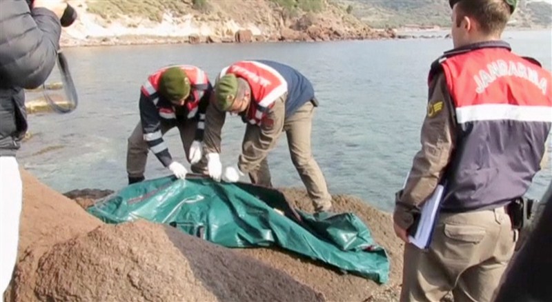 Almost 40 people drowned and 75 were rescued after a boat carrying at least 120 migrants sank off Turkey’s coast of Ayvacik on Saturday. Migrant boat sinks off Turkey,Migrant boat sinks,migrants,Migrant Boat Capsizes,Dozens dead,Migrant crisis,Greek island,Iraqi Kurdish Refugees
