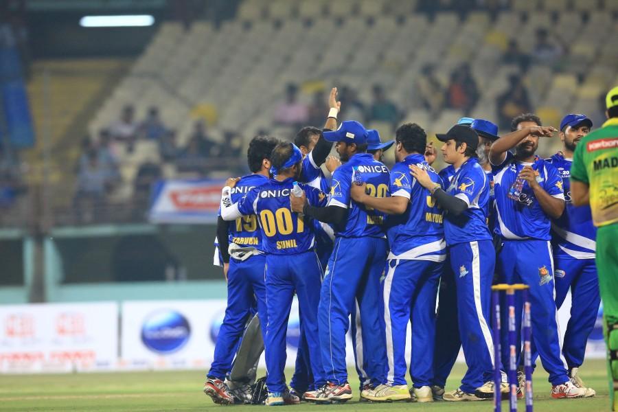 CCL 6 Kerala Strikers Vs Karnataka Bulldozers Match held at Nehru Stadium in Kochi. Kerala Strikers Vs Karnataka Bulldozers,Kerala Strikers,Karnataka Bulldozers,Sudeep,Sharmila Mandre,mohanlal,CCL 6,CCL,Celebrity Cricket League 2016,Celebrity Cricket League