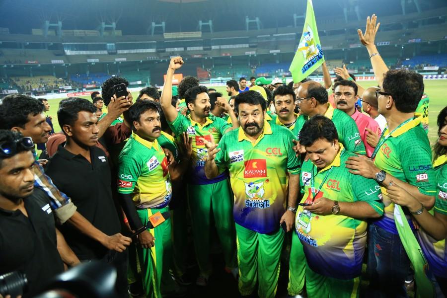 CCL 6 Kerala Strikers Vs Karnataka Bulldozers Match held at Nehru Stadium in Kochi. Kerala Strikers Vs Karnataka Bulldozers,Kerala Strikers,Karnataka Bulldozers,Sudeep,Sharmila Mandre,mohanlal,CCL 6,CCL,Celebrity Cricket League 2016,Celebrity Cricket League