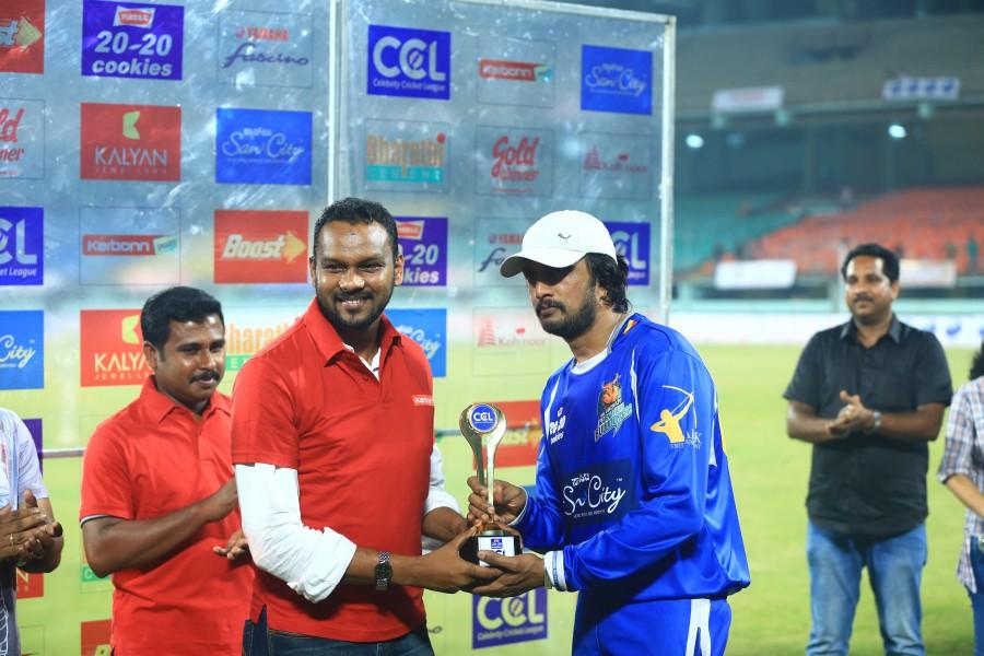 CCL 6 Kerala Strikers Vs Karnataka Bulldozers Match held at Nehru Stadium in Kochi. Kerala Strikers Vs Karnataka Bulldozers,Kerala Strikers,Karnataka Bulldozers,Sudeep,Sharmila Mandre,mohanlal,CCL 6,CCL,Celebrity Cricket League 2016,Celebrity Cricket League