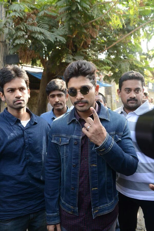 Greater Hyderabad Municipal Corporation (GHMC) Elections 2016. Celebs like Allu Arjun, Nagarjuna, Balakrishna and other cast their votes. GHMC Elections 2016,GHMC Elections,GHMC Elections 2016 live,celebs votes GHMC Elections,Allu Arjun,Nagarjuna,Balakrishna