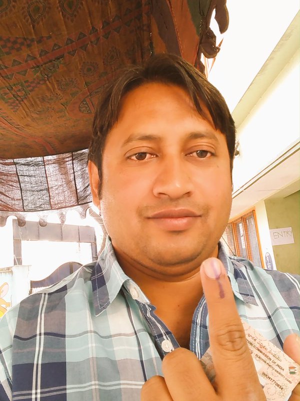 Greater Hyderabad Municipal Corporation (GHMC) Elections 2016. Celebs like Allu Arjun, Nagarjuna, Balakrishna and other cast their votes. GHMC Elections 2016,GHMC Elections,GHMC Elections 2016 live,celebs votes GHMC Elections,Allu Arjun,Nagarjuna,Balakrishna
