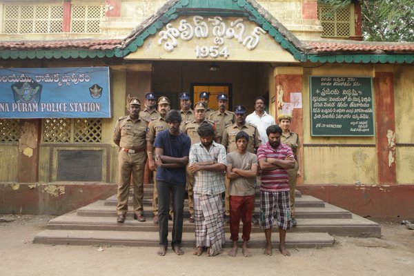 Visaranai is an upcoming thriller Tamil film written and directed by Vetrimaaran. Starring Dinesh and Anandhi in the lead role. Visaranai,Visaranai movie stills,Dinesh,Anandhi,Visaranai movie pics,Visaranai movie images,Visaranai movie photos,Visaranai movie pictures