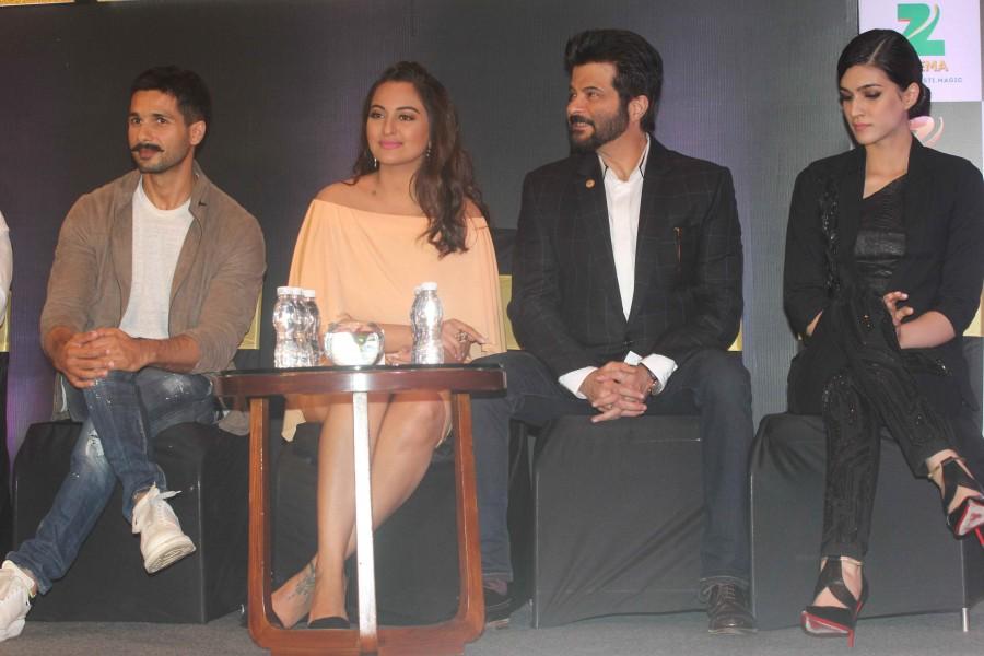 Photos of Press Conference of ZEE Cine Awards 2016. Anil Kapoor, Shahid Kapoor, Sonakshi Sinha, Kriti Sanon and others graced the event. ZEE Cine Awards 2016 Press Conference,ZEE Cine Awards 2016,Anil Kapoor,Shahid Kapoor,Sonakshi Sinha,Kriti Sanon,ZEE Cine Awards,ZEE Cine